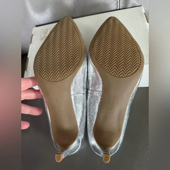 Life Stride Silver Pointed Toe Flats. Size 8.5 - Picture 5 of 7